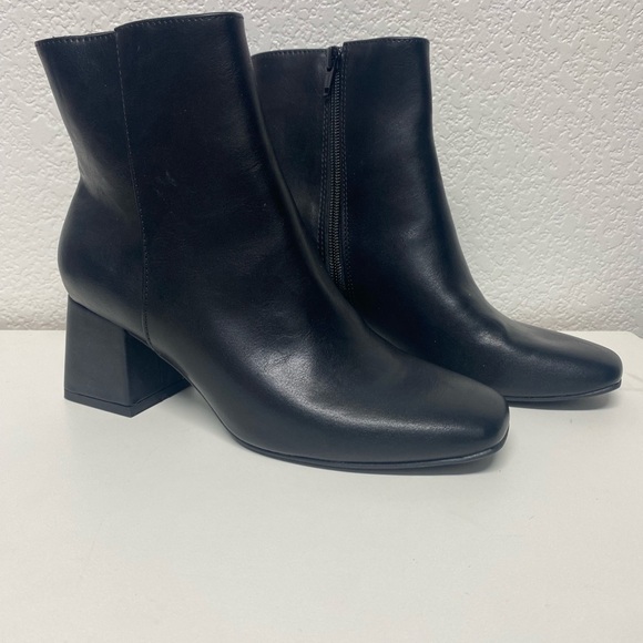 Old Navy Sleek Black Ankle Booties - Picture 1 of 3